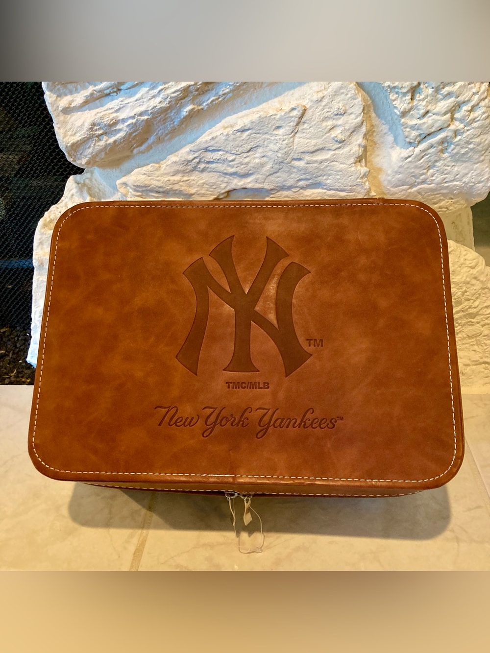 NEW New York Yankees themed whiskey decanter and glass gift set